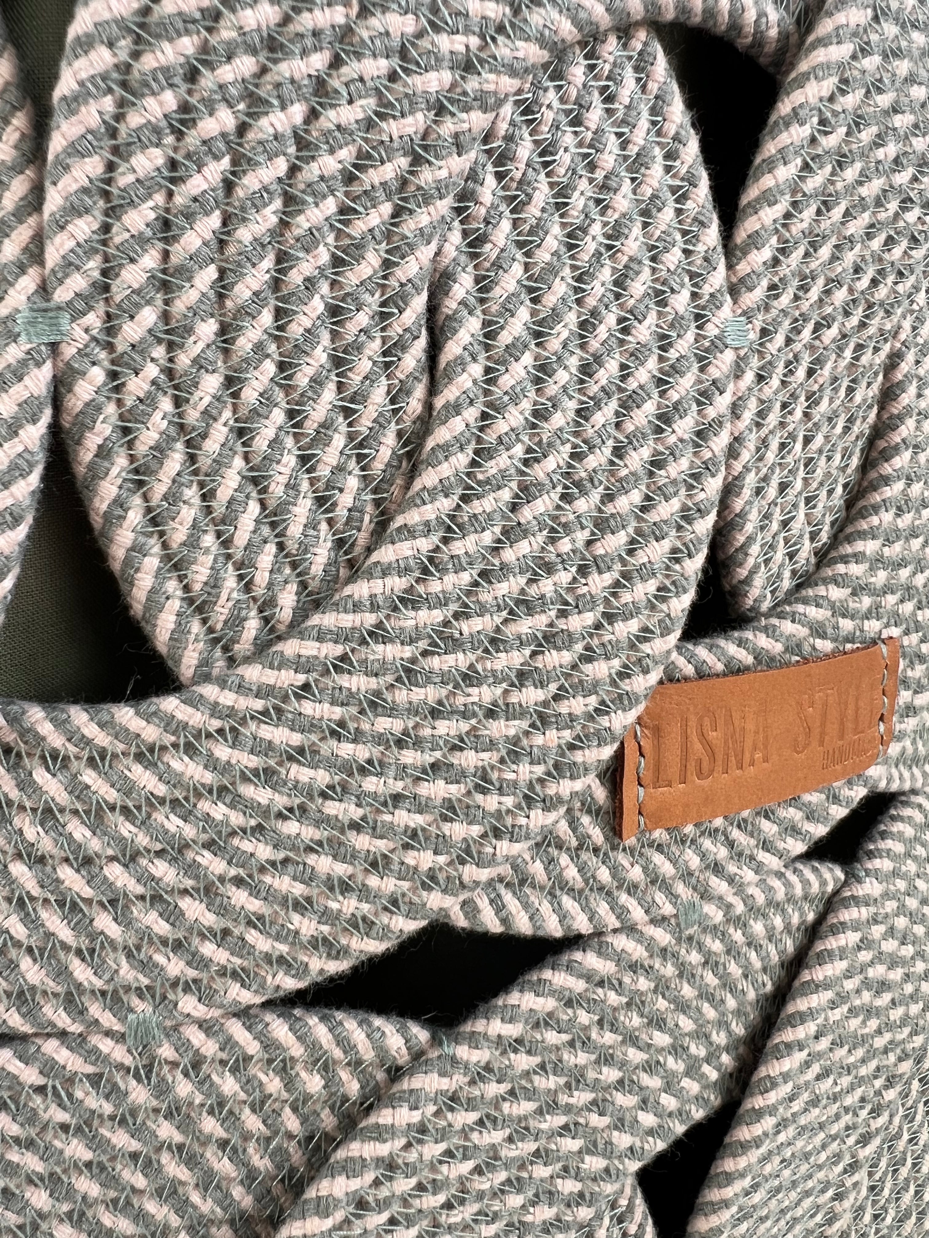 Torba w Kółka Długa srebrna — detal skórzanej plakietki LISNA STYLE Handmade