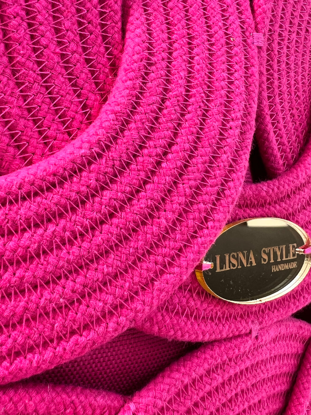 Torba w Kółka Długa fuksja — detal bawełnianego sznurka i plakietki LISNA STYLE Handmade