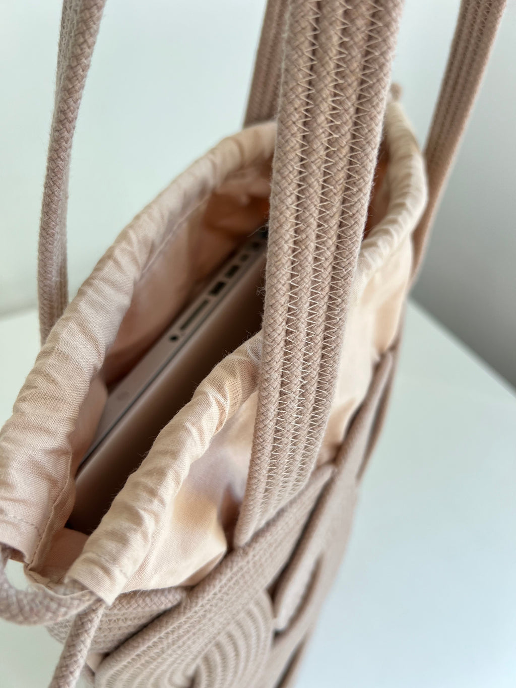 Torba w Kółka Długa latte — widok z boku, złota plakietka