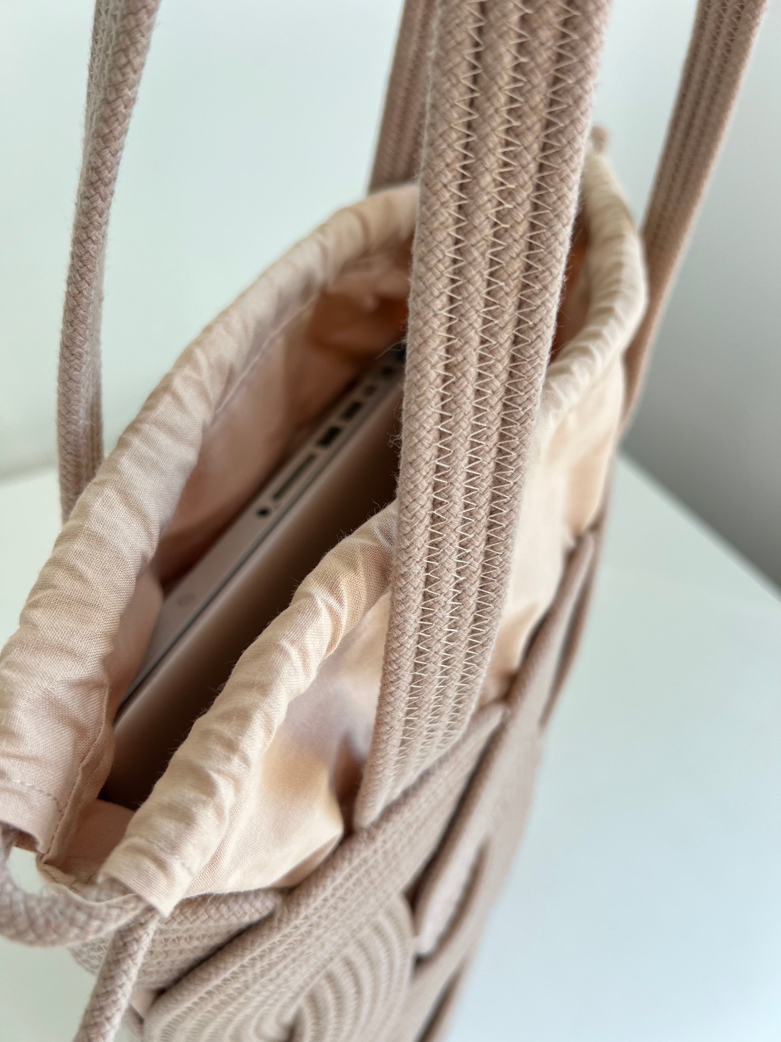 Torba w Kółka Długa latte — widok z boku, złota plakietka