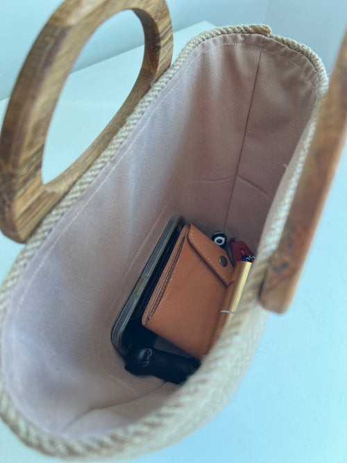 Torba Jutowa — pojemne wnętrze z pudrową podszewką, mieści telefon i portfel, idealna na co dzień