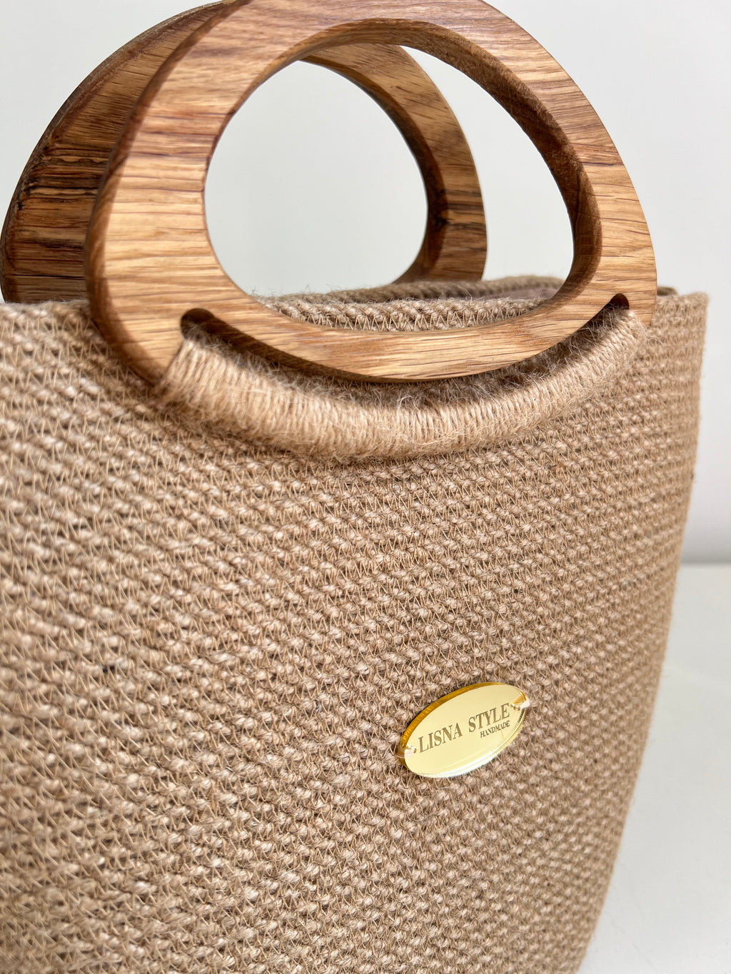 Torba Jutowa — detal splotu jutowego, drewniany uchwyt i złota plakietka LISNA STYLE Handmade, slow fashion