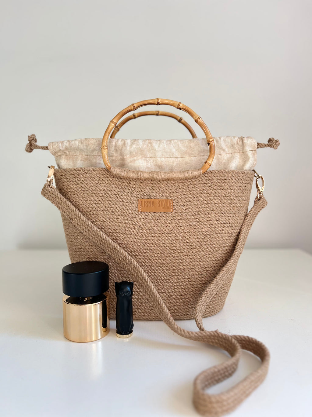 Torba z Juty z Bambusową Rączką — naturalna torba boho z bambusowym uchwytem i jedwabistą podszewką na sznurku, LISNA STYLE