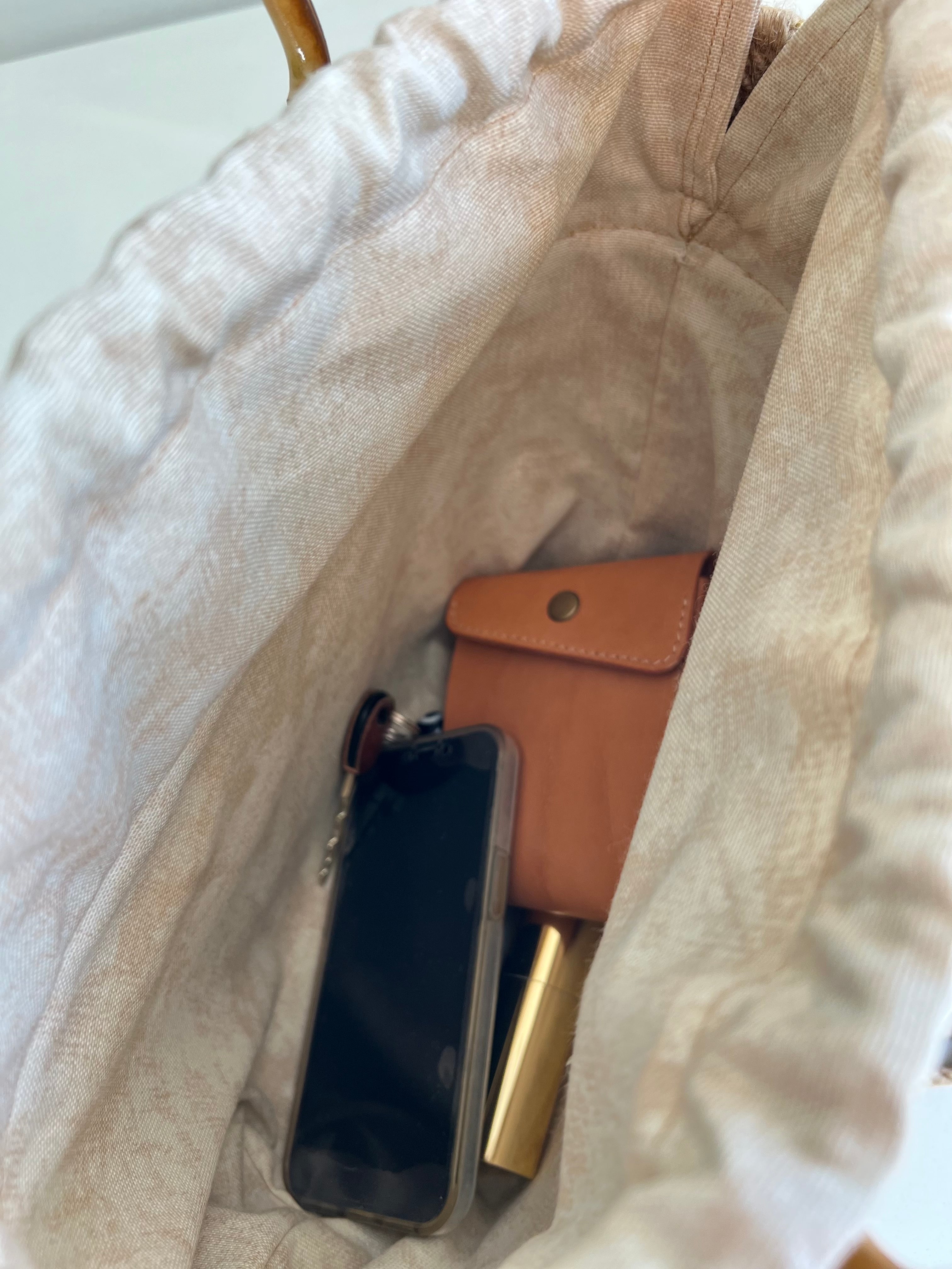 Torba z Juty z Bambusową Rączką — pojemne wnętrze z kremową jedwabistą podszewką, mieści telefon, portfel i kosmetyki