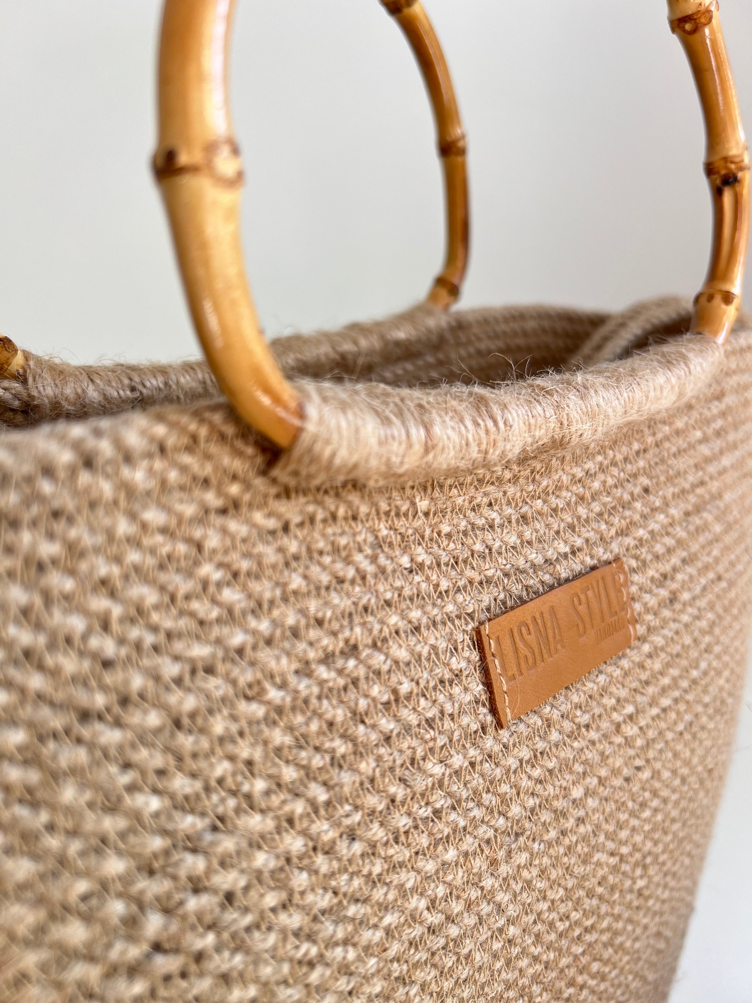 Torba z Juty z Bambusową Rączką — detal splotu jutowego, bambusowa rączka i skórzana plakietka LISNA STYLE Handmade