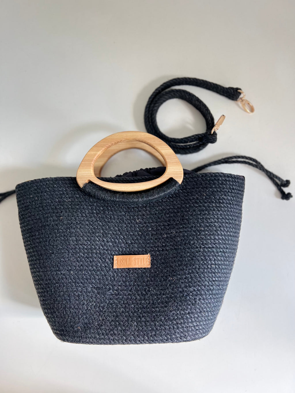 Torba Jutowa Czarna — elegancka torba slow fashion z drewnianym uchwytem, splot jutowy, skórzana plakietka