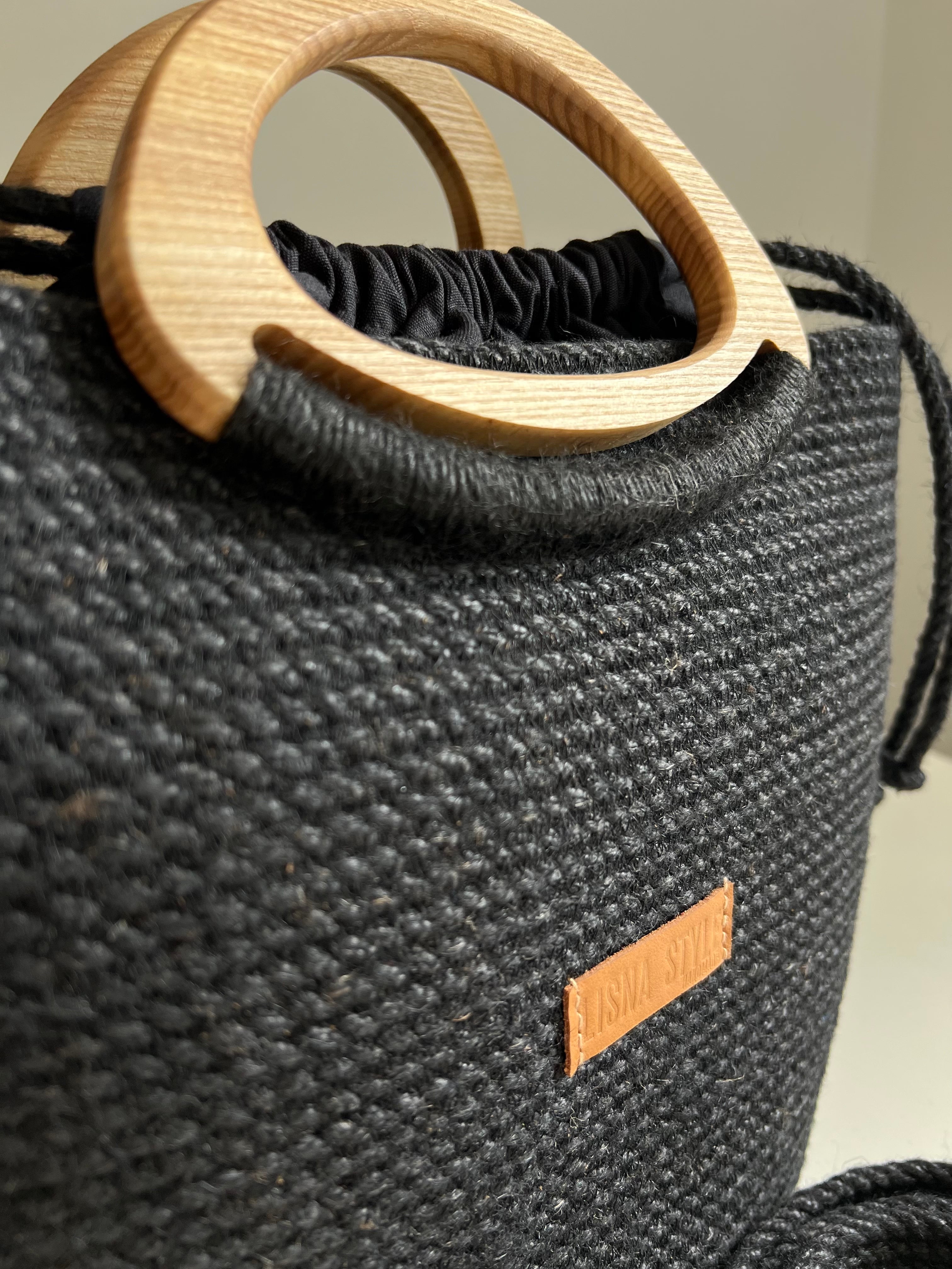 Torba Jutowa Czarna — detal splotu jutowego, drewniany uchwyt i skórzana plakietka LISNA STYLE Handmade