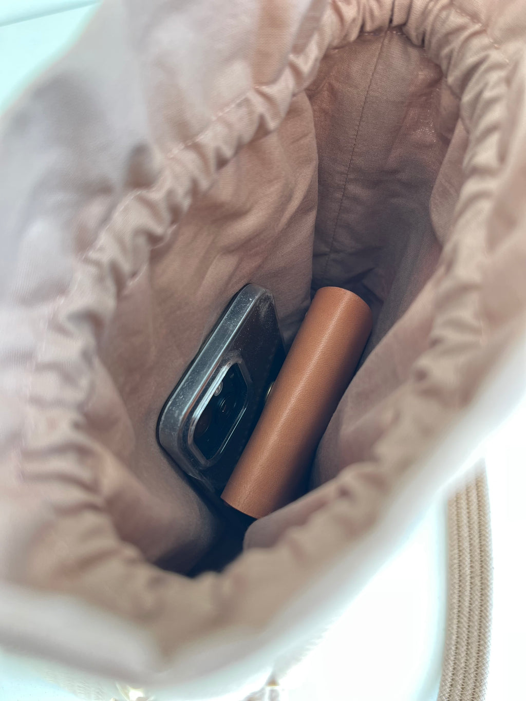 Torba Kwiat — wnętrze torby, torebka wewnętrzna zamykana na sznurek, kolor latte