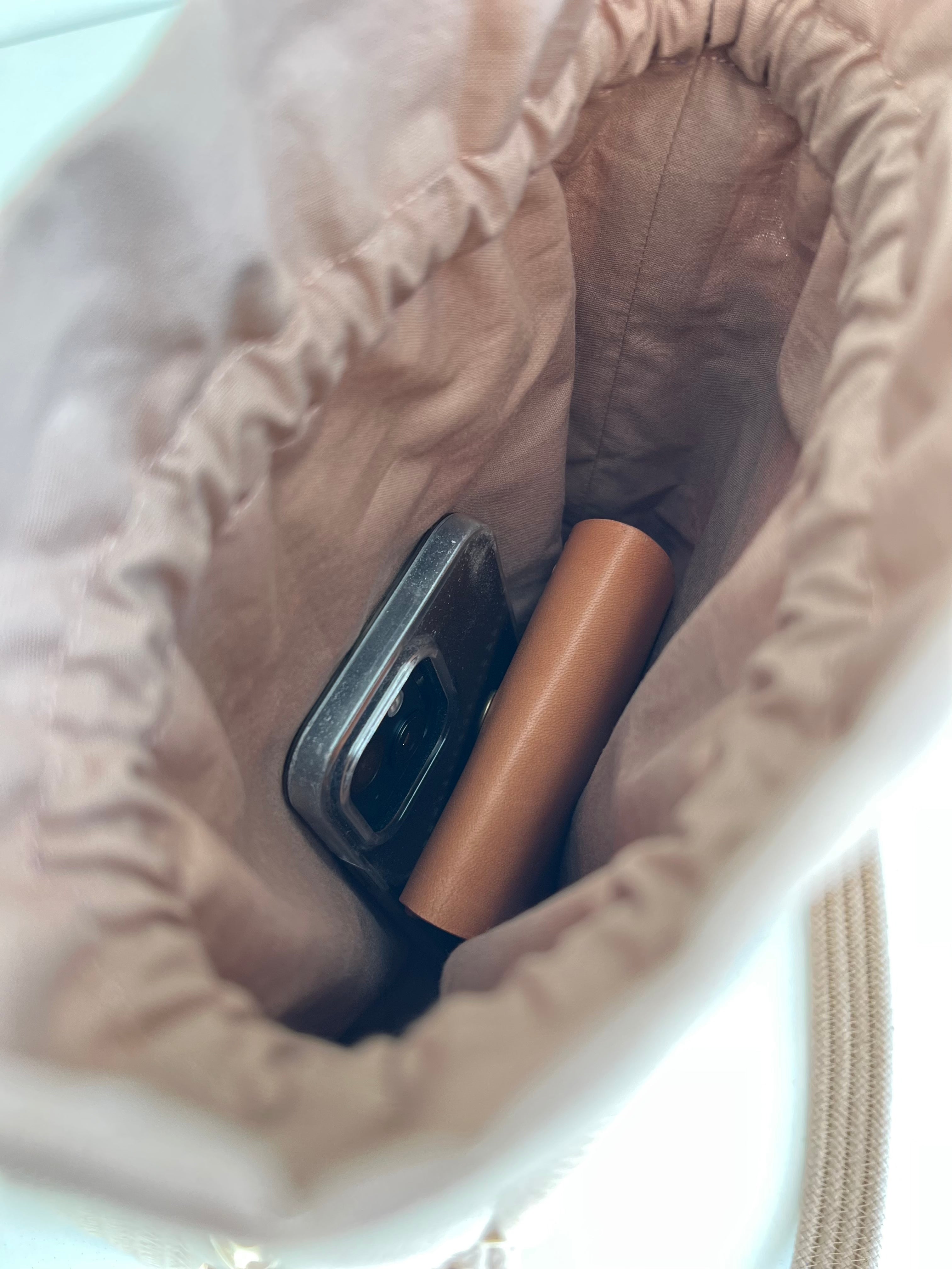 Torba Kwiat — wnętrze torby, torebka wewnętrzna zamykana na sznurek, kolor latte