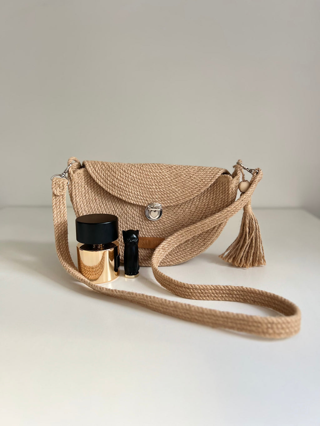Torba na Ramię z Juty — półksiężycowa torebka crossbody z juty, frędzlowy pasek z koralikiem, slow fashion