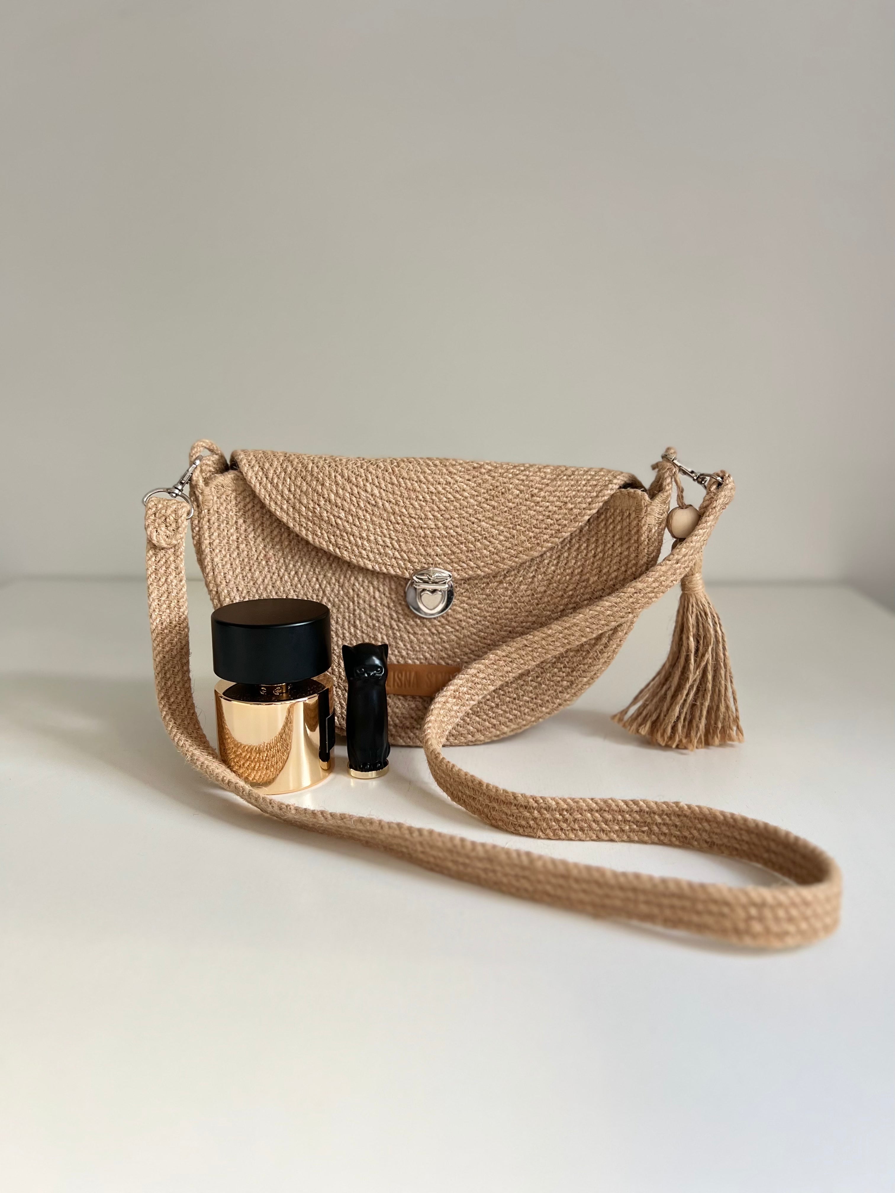 Torba na Ramię z Juty — półksiężycowa torebka crossbody z juty, frędzlowy pasek z koralikiem, slow fashion