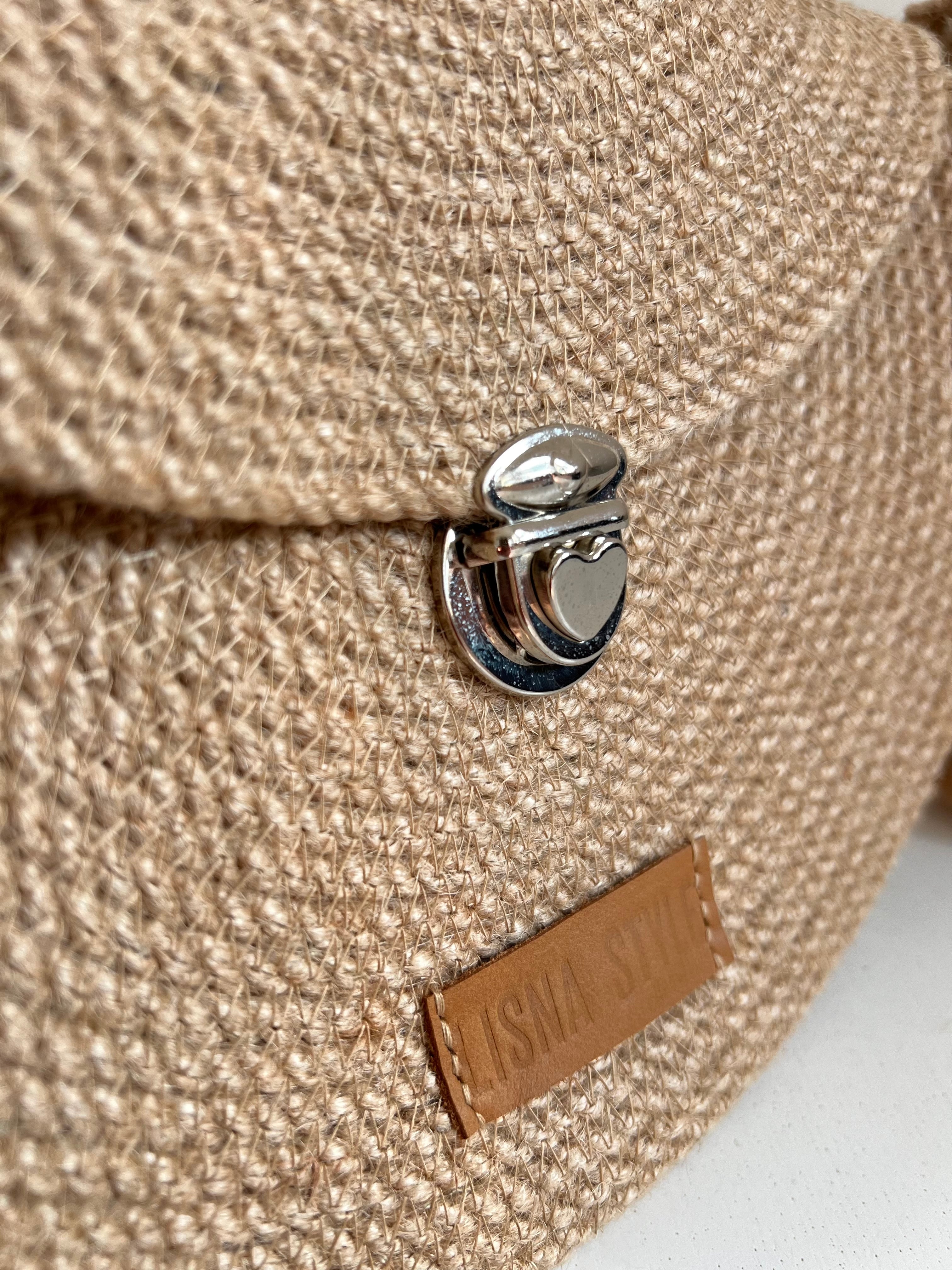 Torba na Ramię z Juty — detal splotu jutowego, srebrny zamek serce i skórzana plakietka LISNA STYLE Handmade